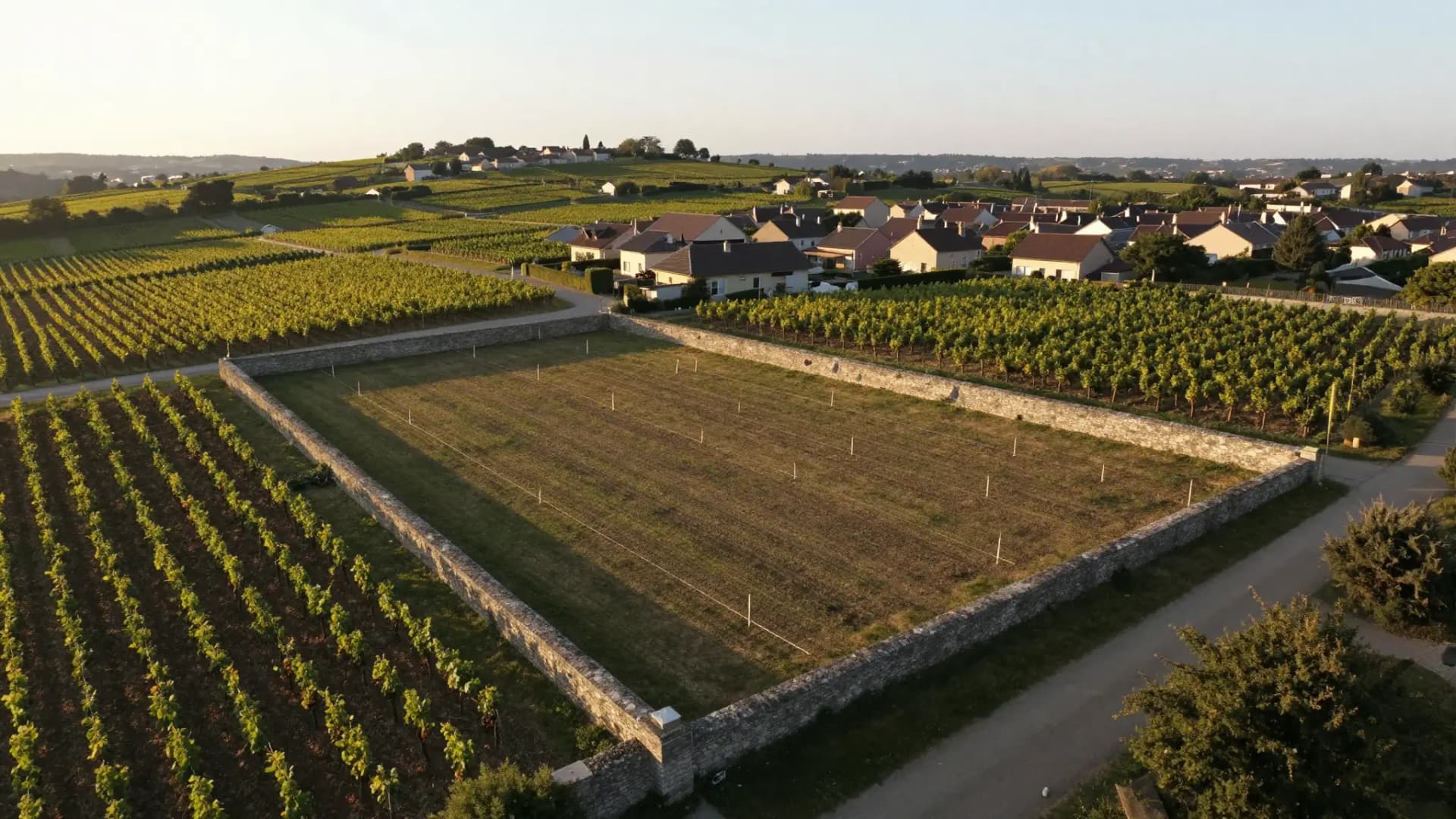 Vue aérienne d'un terrain à bâtir avec marquage